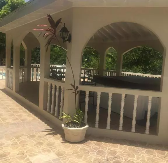 اتاق خانوادگی, Retreat Guest House