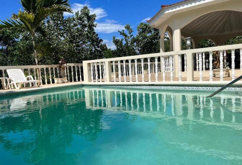 اتاق خانوادگی, Retreat Guest House