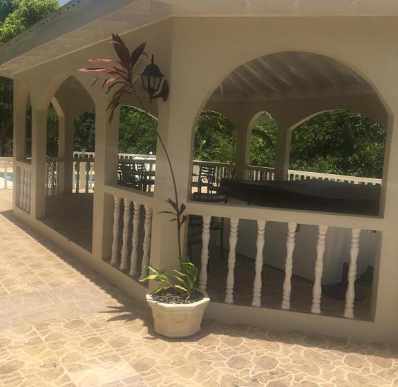 اتاق خانوادگی با چشمانداز دریا, Retreat Guest House