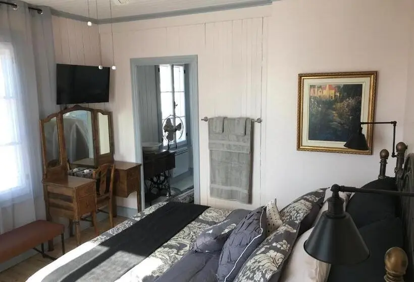 プールビュースタンダードルーム, La Maison De L île D Orléans    Déjeuner Gastronomique