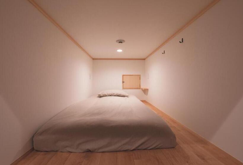 共用房间的床, Thy Guest House