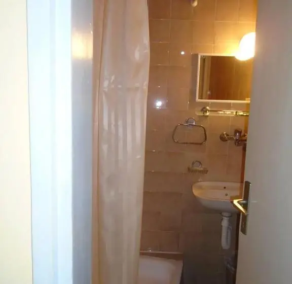 اتاق استاندارد سه نفره, B&b Izvor