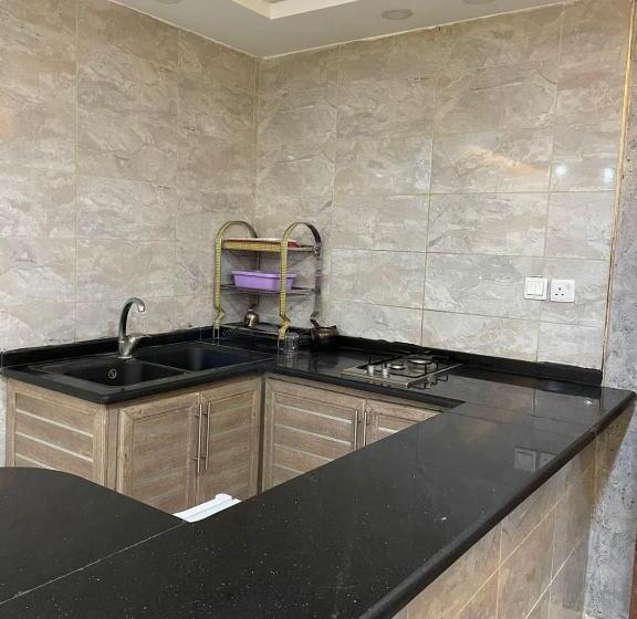 سوییت خانوادگی, Aqaba Roza