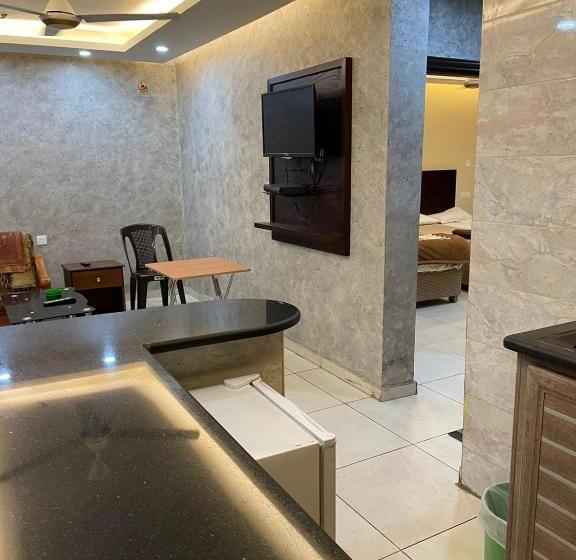 سوییت خانوادگی, Aqaba Roza