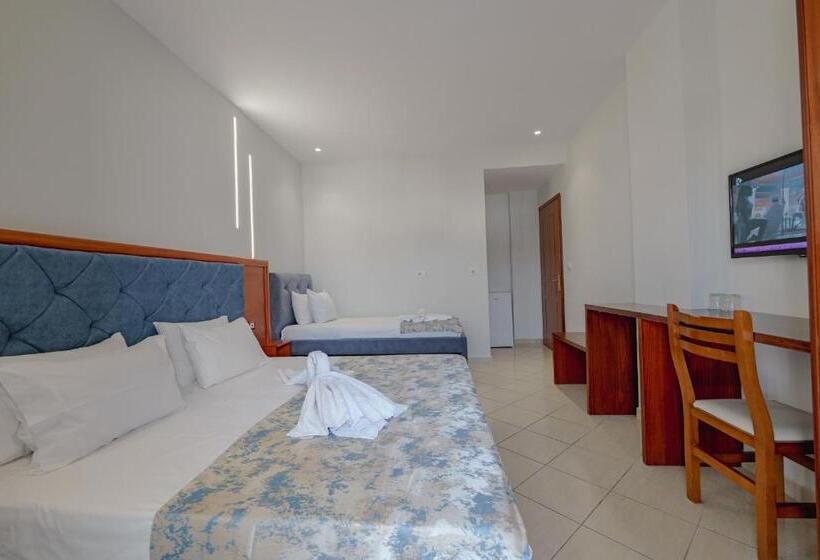 اتاق استاندارد سه تخته با بالکن, Divo Palace