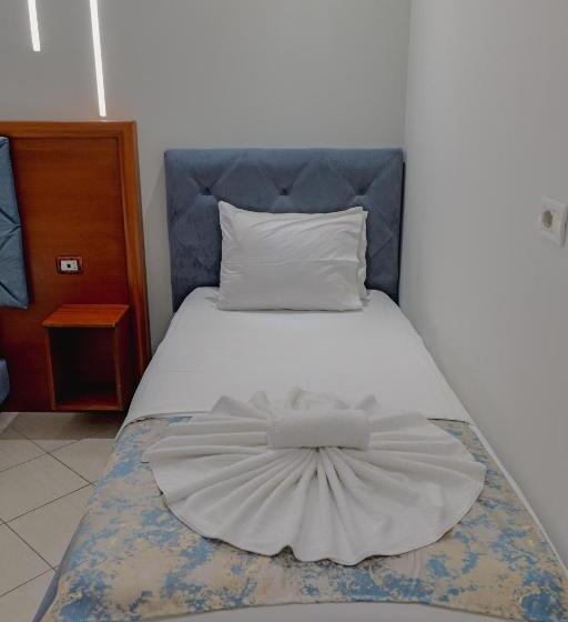 اتاق استاندارد سه تخته با بالکن, Divo Palace