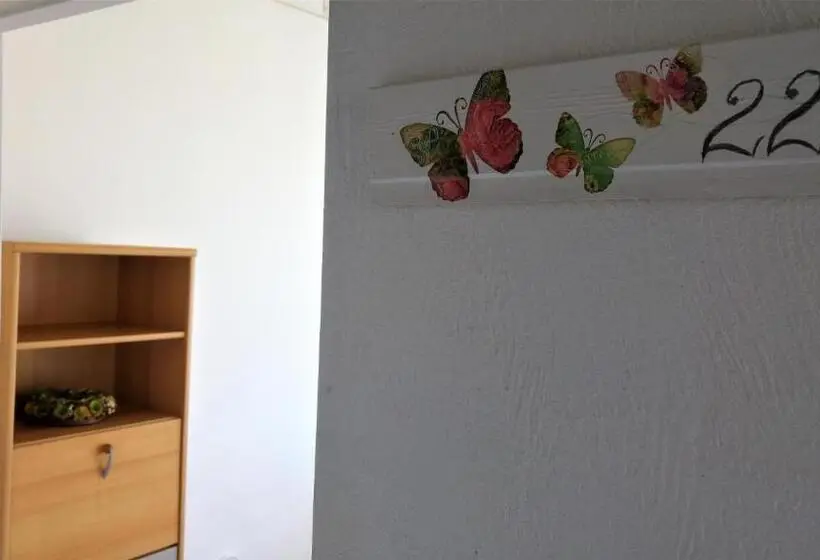 اتاق استاندارد یک نفره, Jurgis Guest House