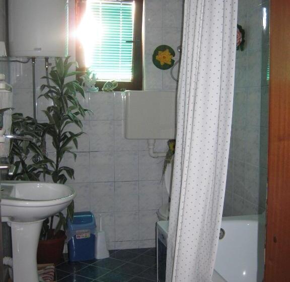 اتاق خانوادگی, Risto's Guest House