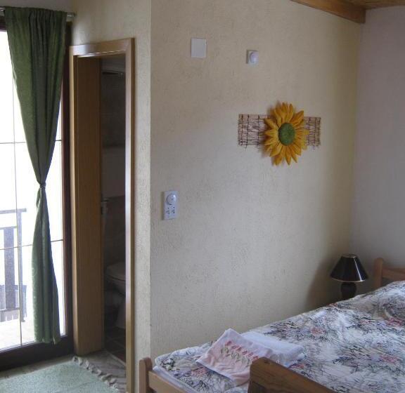 اتاق خانوادگی, Risto's Guest House