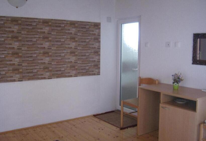 اتاق استاندارد سه نفره, Risto's Guest House