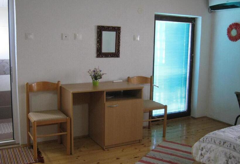 اتاق خانوادگی, Risto's Guest House