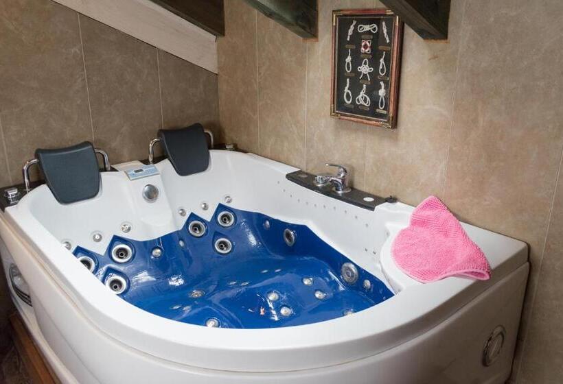 سوئیت پنت هاوس, Luna Del Valle