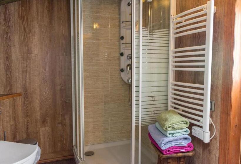 سوئیت پنت هاوس, Luna Del Valle