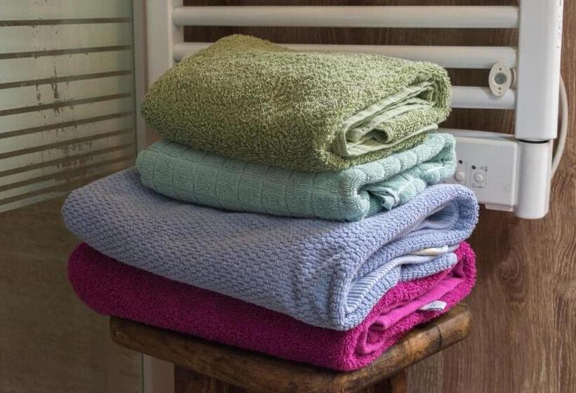 سوئیت پنت هاوس, Luna Del Valle