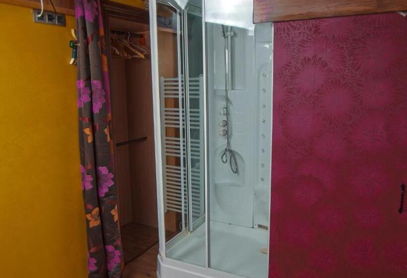 اتاق اکونومی, Luna Del Valle