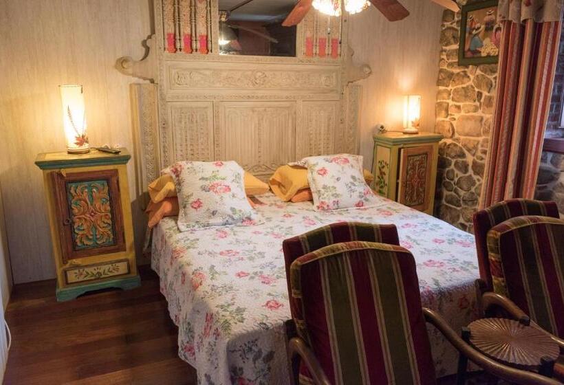 اتاق اجرایی سه نفره, Luna Del Valle