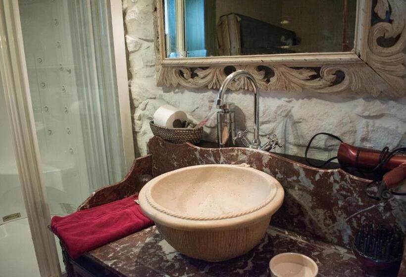 اتاق اجرایی سه نفره, Luna Del Valle