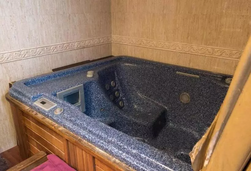 اتاق اجرایی سه نفره, Luna Del Valle