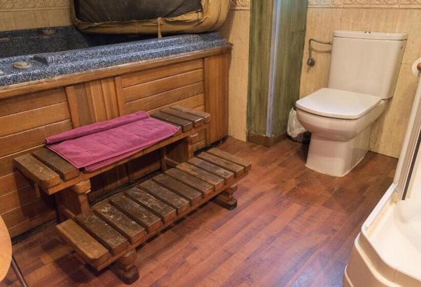 اتاق اجرایی سه نفره, Luna Del Valle