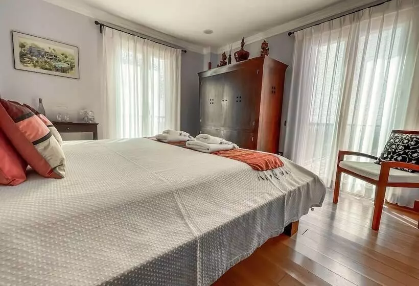 اتاق لوکس با چشم‌انداز دریا, The Marbella Heights Boutique