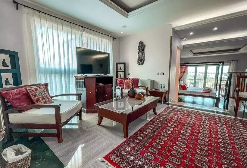 سوئیت پرزیدنت, The Marbella Heights Boutique