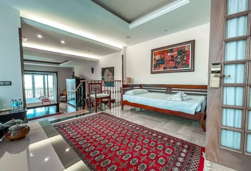 سوئیت پرزیدنت, The Marbella Heights Boutique