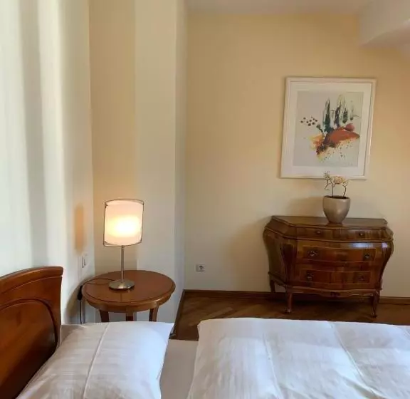 Habitació Estàndard, Csejtei