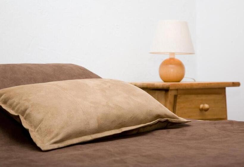 غرفة قياسية, Adonis Le Chastellan