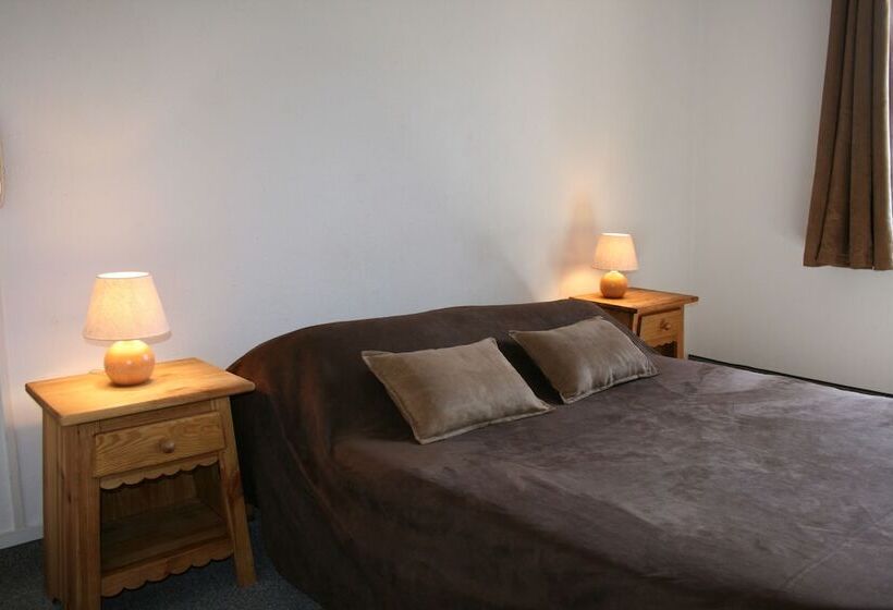 غرفة قياسية رباعية, Adonis Le Chastellan