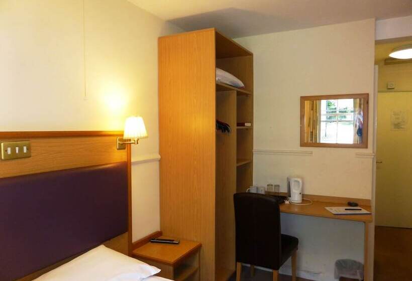 غرفة عائلية, The Old Vicarage