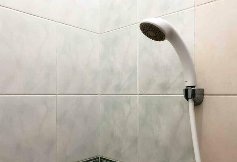 Номер Economy, Sas Guest House Mitra Reddoorz At Darmo Park 2 Surabaya