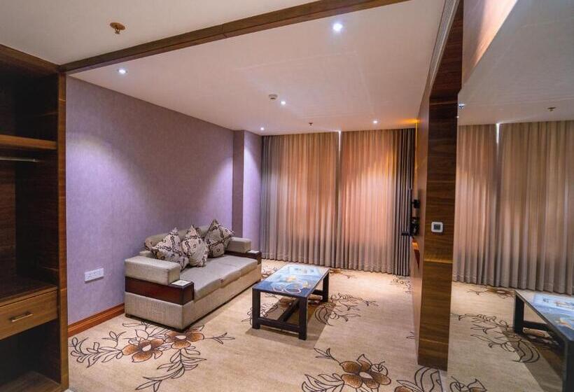 סוויטת ג'וניור, Hills