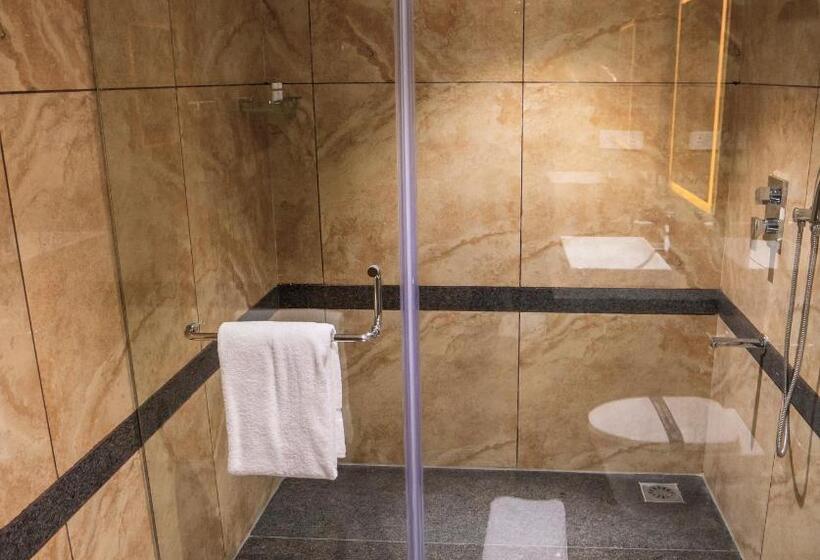 חדר אקזקיוטיב, Hills