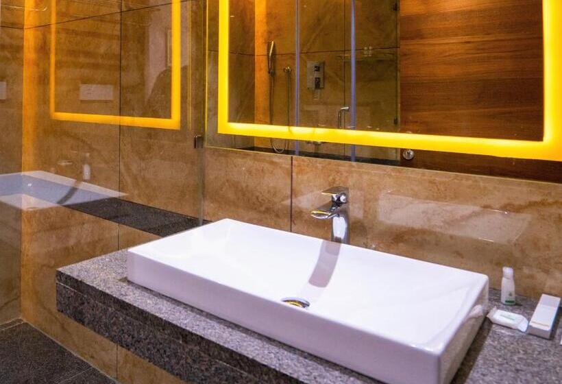 חדר אקזקיוטיב, Hills