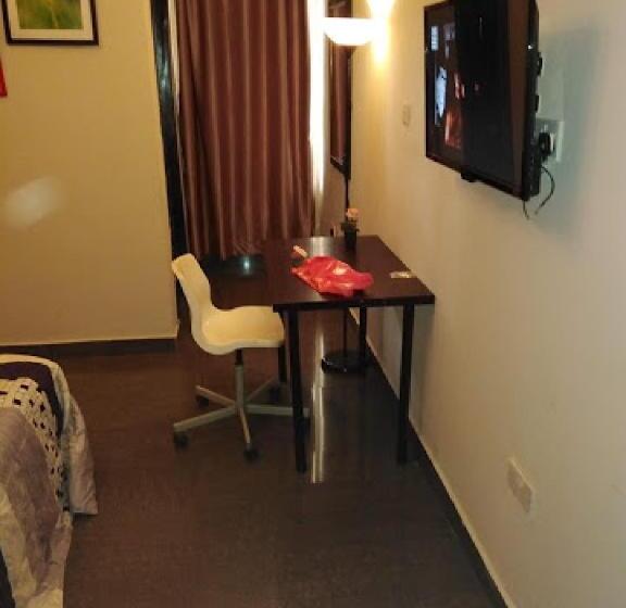 اتاق استاندارد, The Carlton Gate