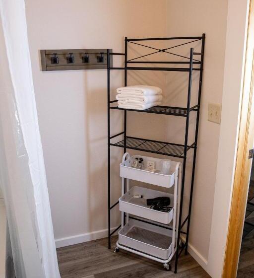 بنجلو عائلى, East Side Motel & Cabins