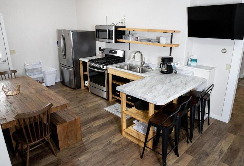 بنجلو عائلى, East Side Motel & Cabins