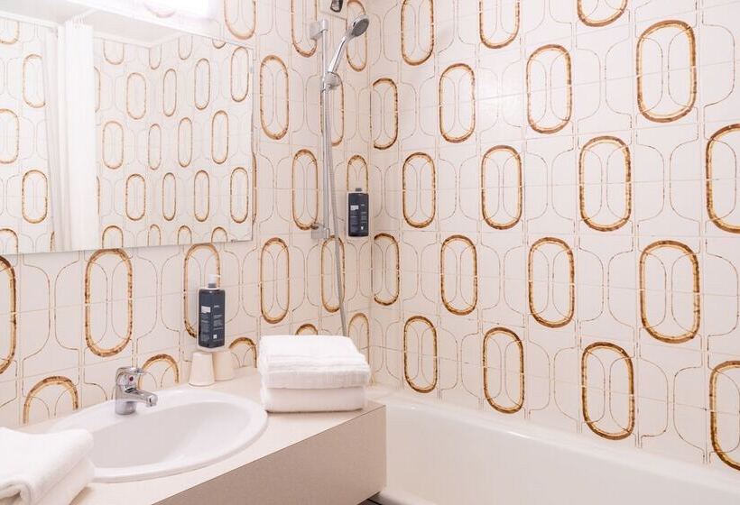 اتاق ساده سه‌ نفره, Brit Hotel Le Parc Vichy