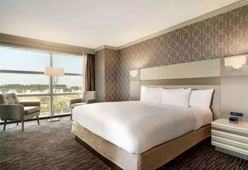 キングサイズベッドのジュニアスイート, Hilton Vancouver Washington