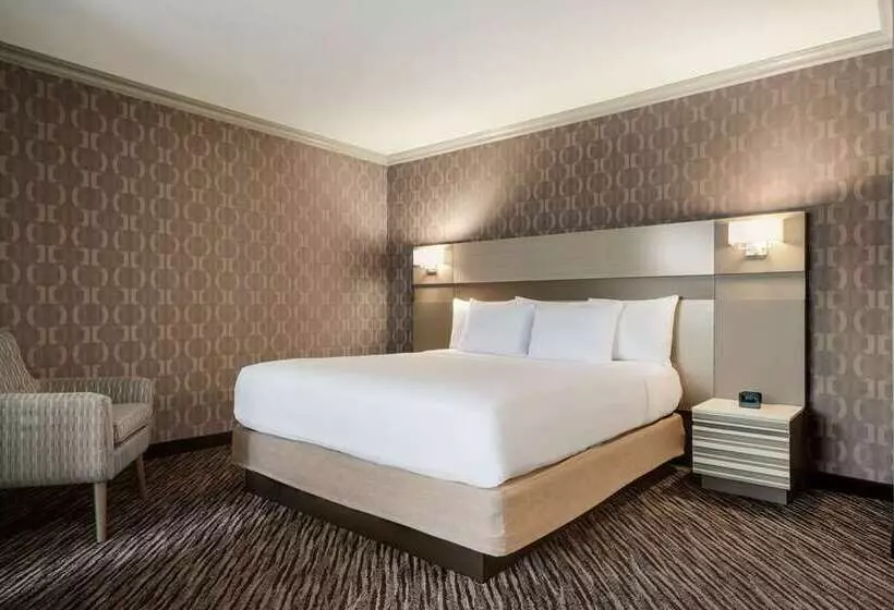 キングサイズベッドのジュニアスイート, Hilton Vancouver Washington