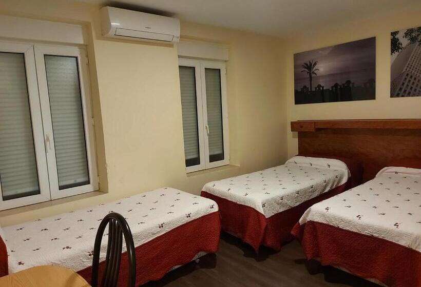 اتاق استاندارد سه نفره, Hostal Moncloa