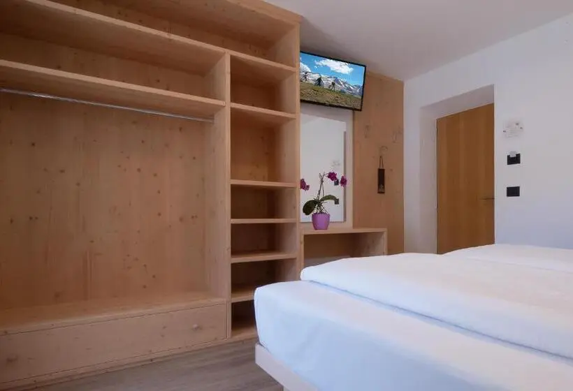 اتاق خانوادگی با چشم‌انداز کوه, B&b Marilena