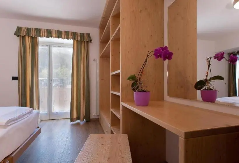 اتاق خانوادگی با چشم‌انداز کوه, B&b Marilena