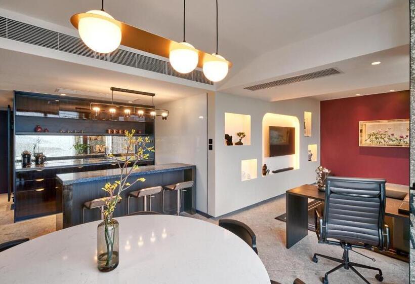 سوییت لوکس, The Arca