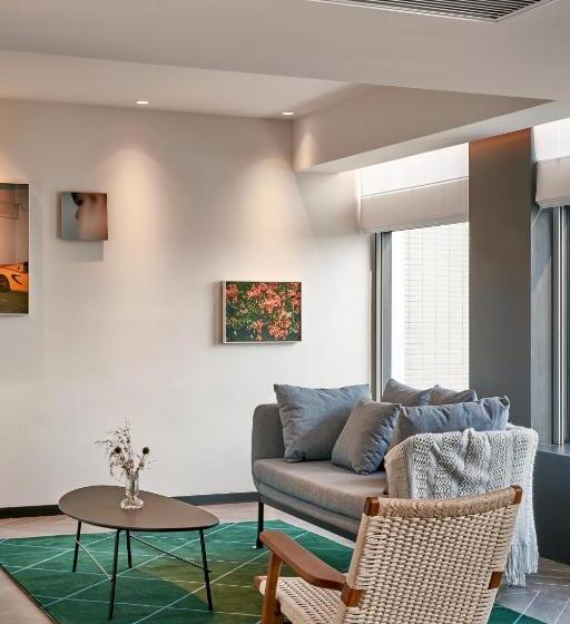 سوییت با چشم‌انداز دریا, The Arca