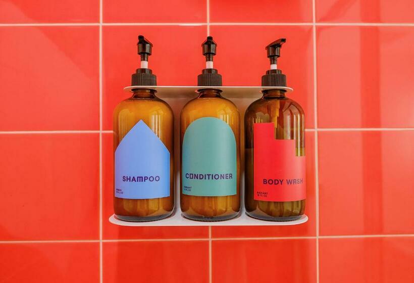 جناح ديلوكس, The Gallatin