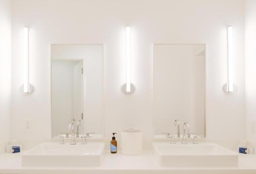 غرفة قياسية رباعية, The Gallatin