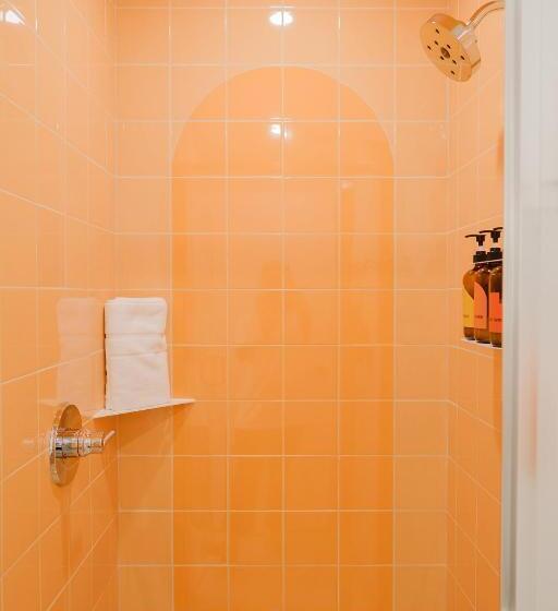 غرفة قياسية رباعية, The Gallatin