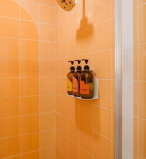 غرفة قياسية رباعية, The Gallatin