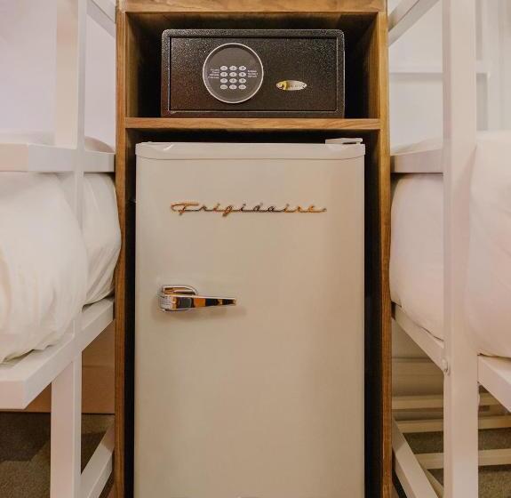 غرفة قياسية رباعية, The Gallatin